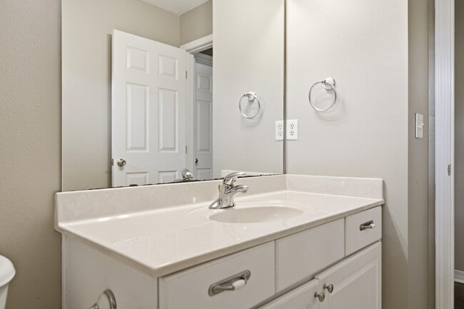 Building Photo - 2490 Pepper Dr