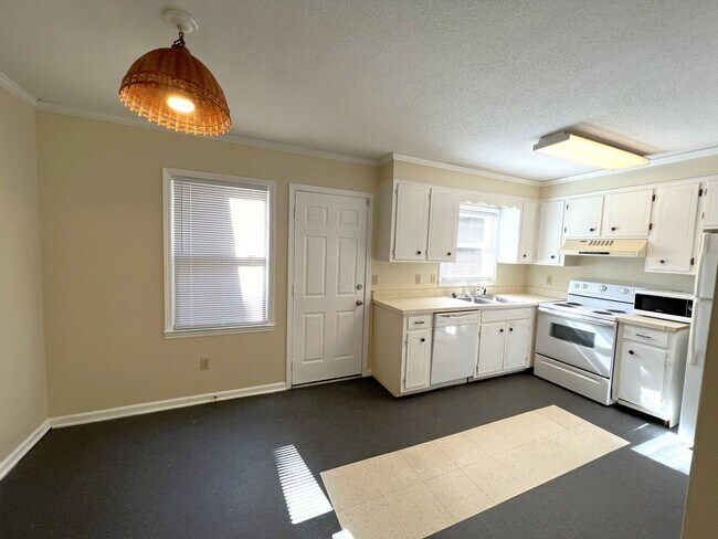 Building Photo - Two story duplex home! feels private like ...