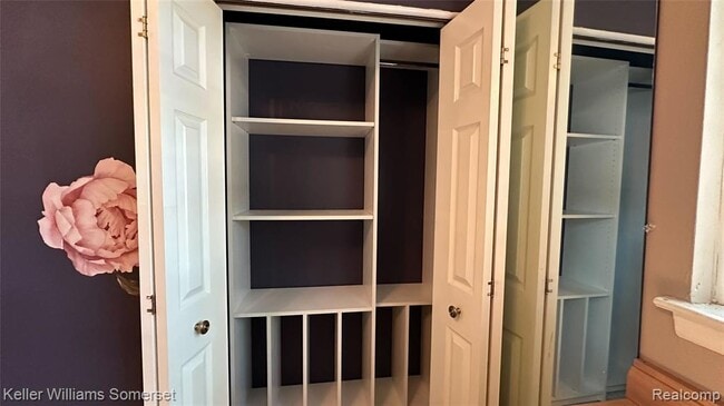 Building Photo - 685 E Fox Hills Dr