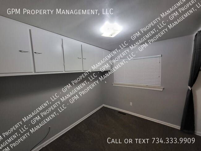 Building Photo - Home in Southfield!