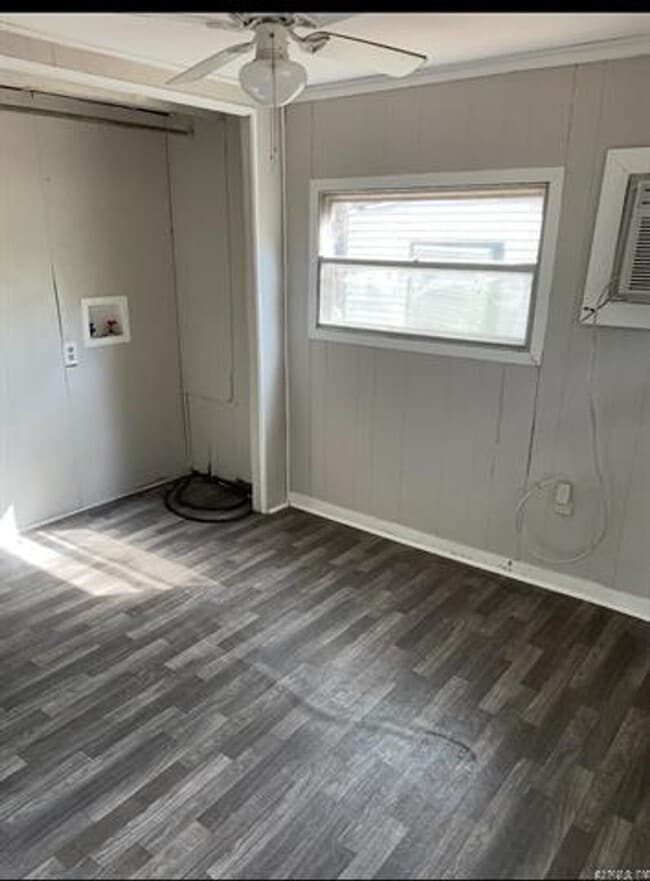 Building Photo - 2 Bedroom 1 1/2 Bath Home