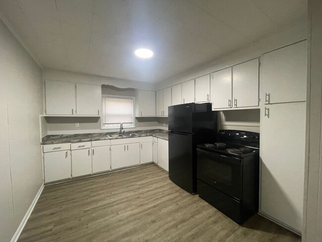 Building Photo - Welcome to this charming 2-bedroom, 1-bathroom home located in the vibrant community of Hickory, NC.