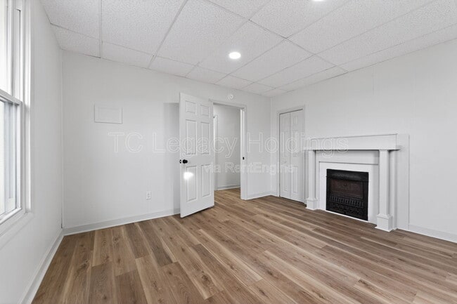 Building Photo - 604 Hart St