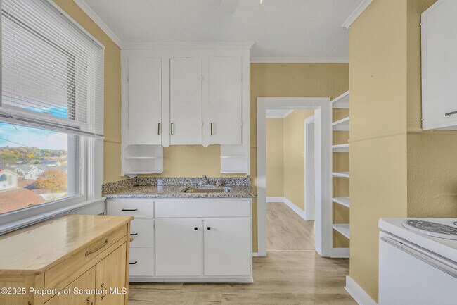 Building Photo - 864 S Main St