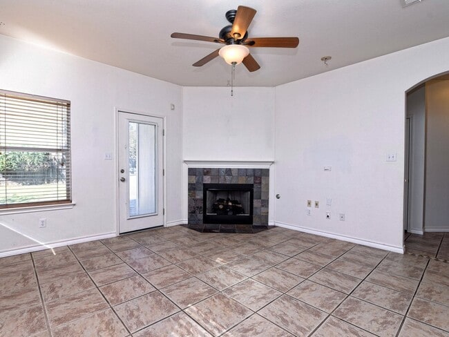Building Photo - 105 Pecanwood N