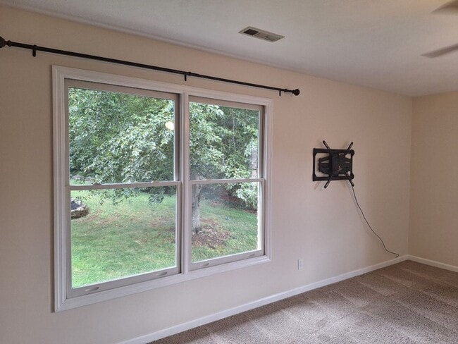 Building Photo - 4bd/3 bath located in desirable neighbor in Fox Den Subdivision in West Knoxville