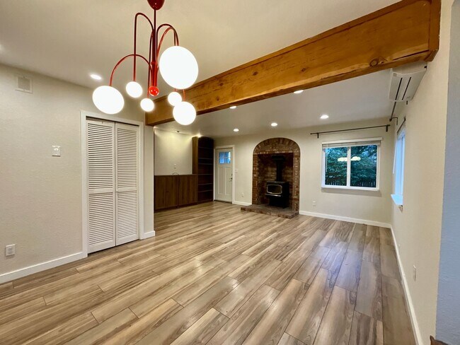 Building Photo - Beautiful Leschi Townhome with Fenced Yard