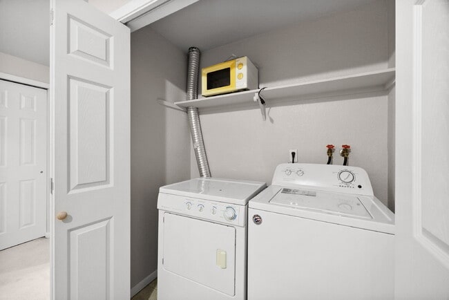 Building Photo - TOWNHOUSE IN KENT! Two story condo/townhouse 2 bedroom 1.5 bathroom TOWNHOUSE in Kent at Colonial...