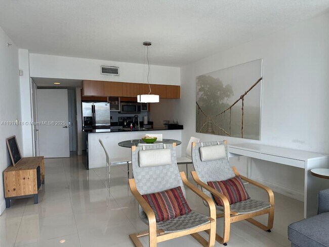 Building Photo - 1750 N Bayshore Dr