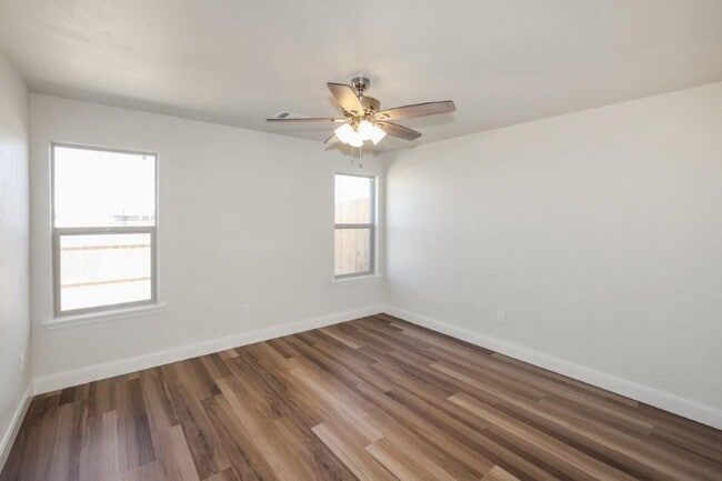 Building Photo - 7625 Woodford Ave