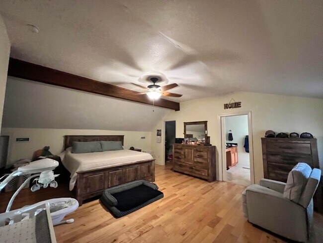 Building Photo - Spacious home with large yard & Detached G...