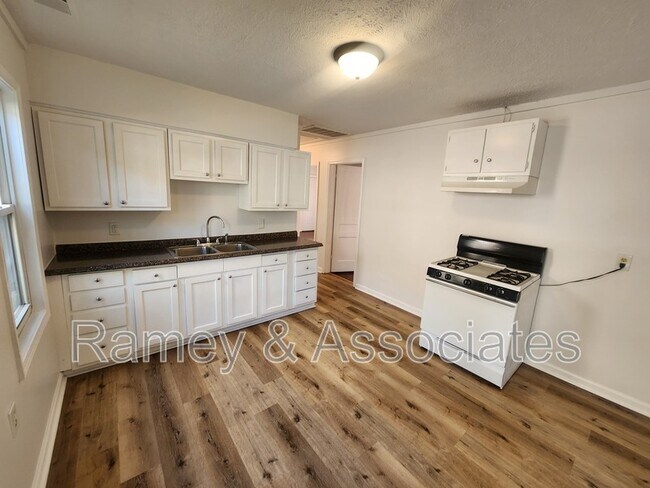 Building Photo - 2112 Ratcliffe Ave