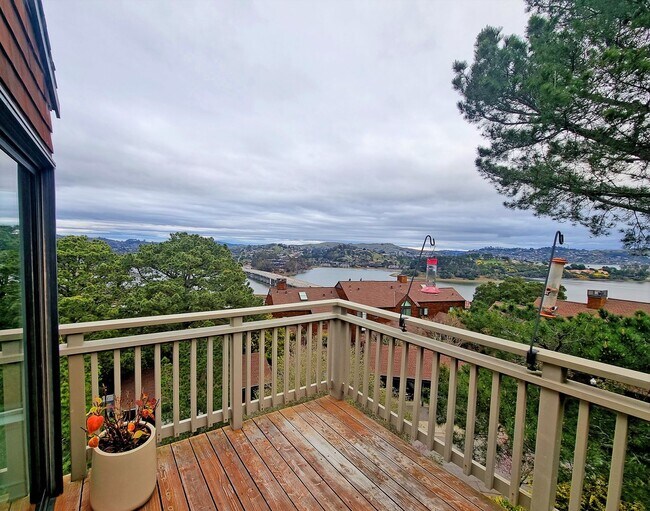 Building Photo - One bedroom top floor corner unit condo with gorgeous view for rent!