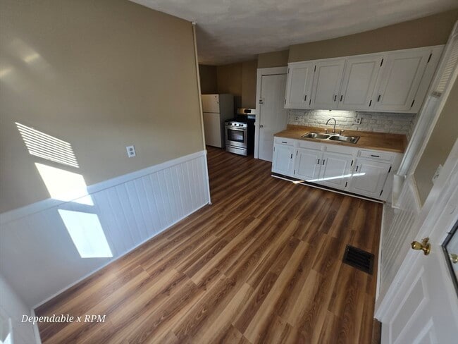 Building Photo - 234 Nahatan St