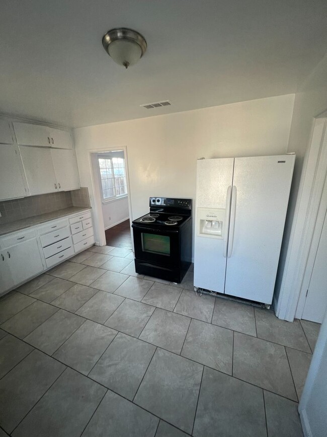 Building Photo - Spacious 2-Bedroom Home with Private Yard,...