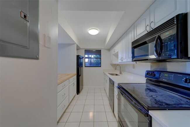 Building Photo - 890 N Village Dr