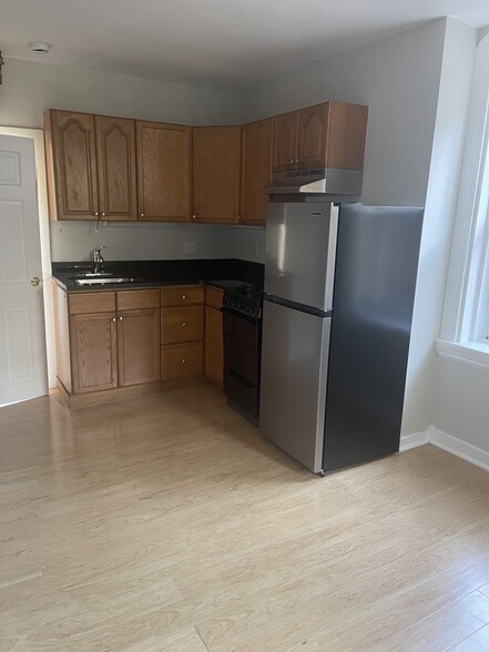 Primary Photo - 164 Kelton St