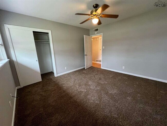 Building Photo - 2406 Hampstead Ln