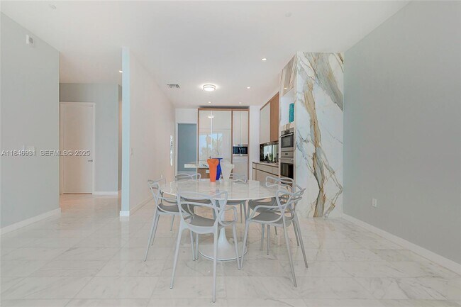 Building Photo - 2821 S Bayshore Dr