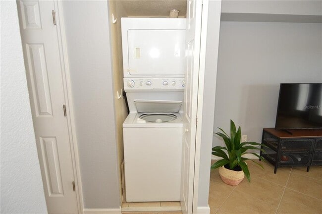 Building Photo - 3837 Pompano Dr SE