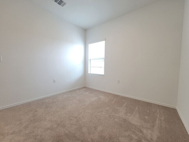 Building Photo - Spacious 3/BR, 2/BS Single-Level Home with...