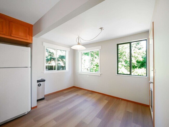 Building Photo - 2 Bed 1.5Bath Single-family House Availabl...