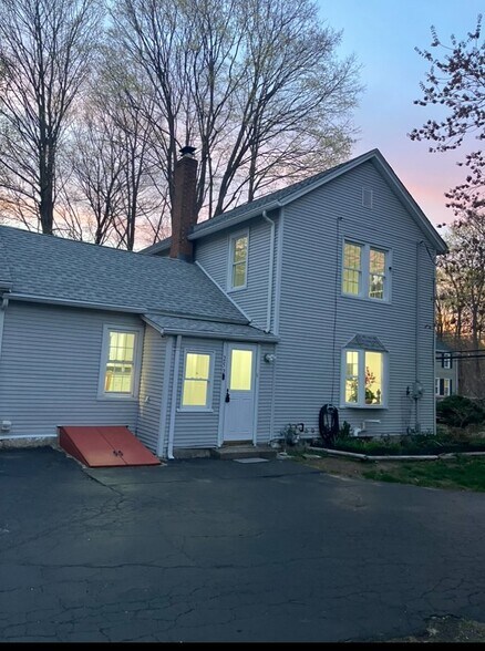 Building Photo - 252 Oronoque Rd