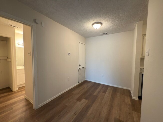 Building Photo - Charming 1 Bedroom Unit in Dallas!