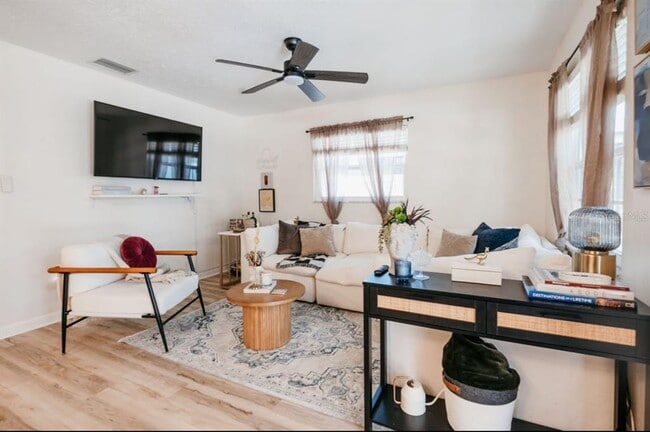 Building Photo - 3229 W Fielder St