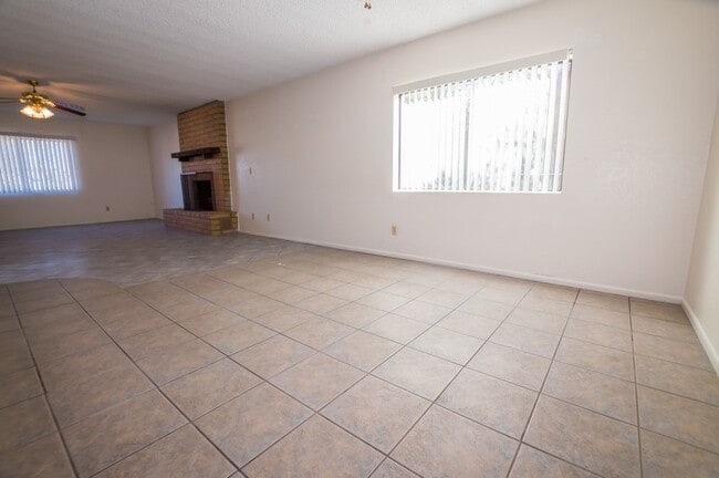 Building Photo - Welcome to this delightful 3-bedroom, 2-ba...