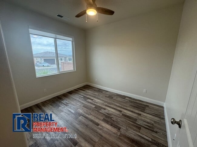 Building Photo - Home with great yard in Hurricane