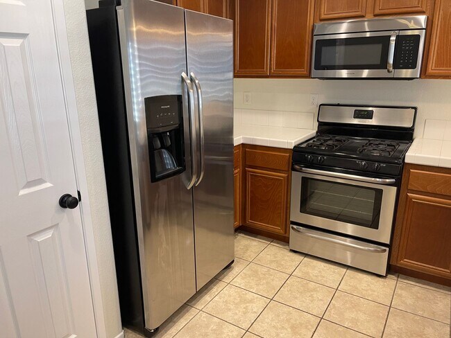 Building Photo - Cozy Town Home For Rent