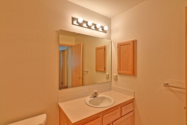 Building Photo - Charming 2-Bedroom Ground-Level Home in Qu...