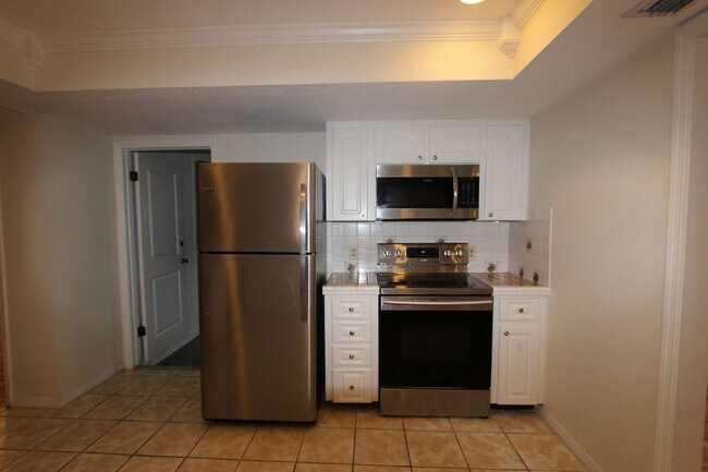 Building Photo - Lovely 4 Bedrooms / 2 Bathrooms / 2-Car Garage