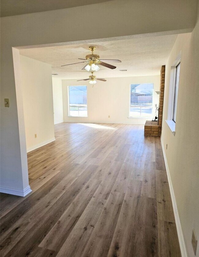 Building Photo - 24022 Spring Briar Ln