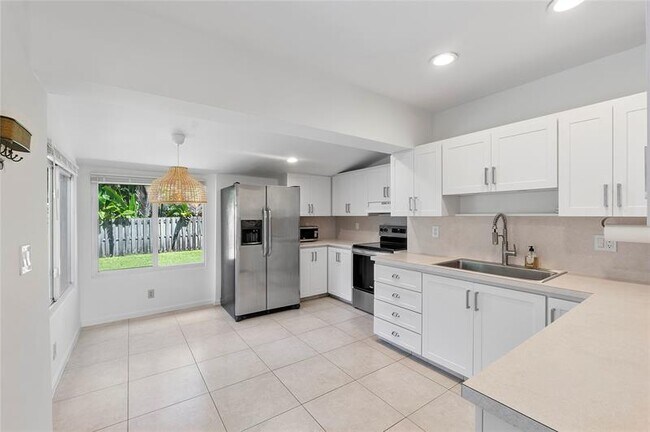 Building Photo - 931 SW 21st Ct