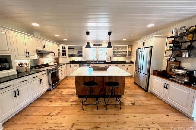 Building Photo - 11 Rolling Hills Dr