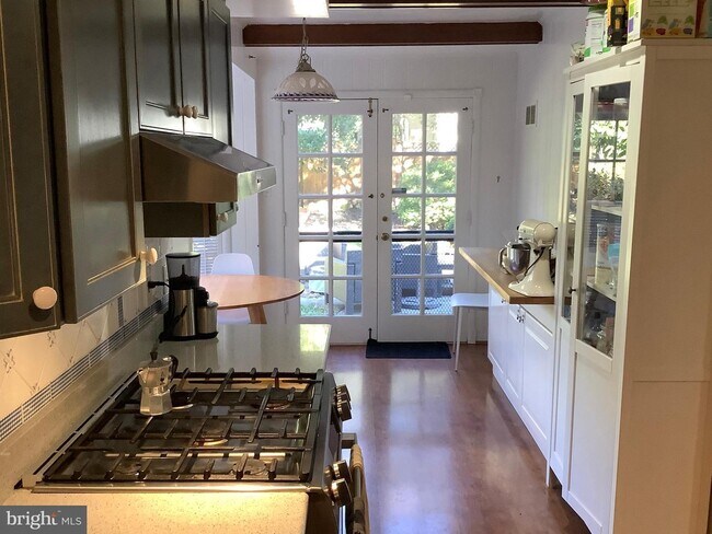 Building Photo - 5944 Searl Terrace