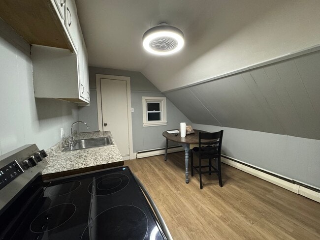 Building Photo - 3rd Floor Amesbury 2 Bedroom+Office
