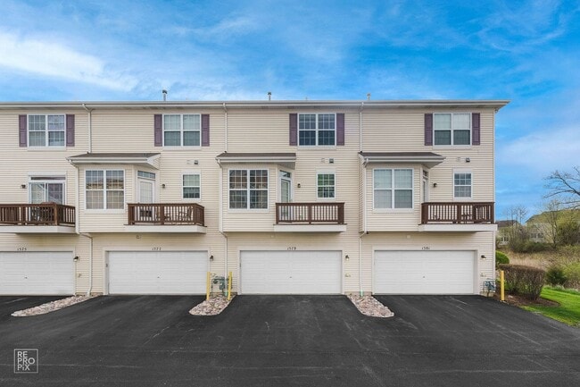 Building Photo - Very Nice and Spacious 2 Bedroom / 2.5 Bat...