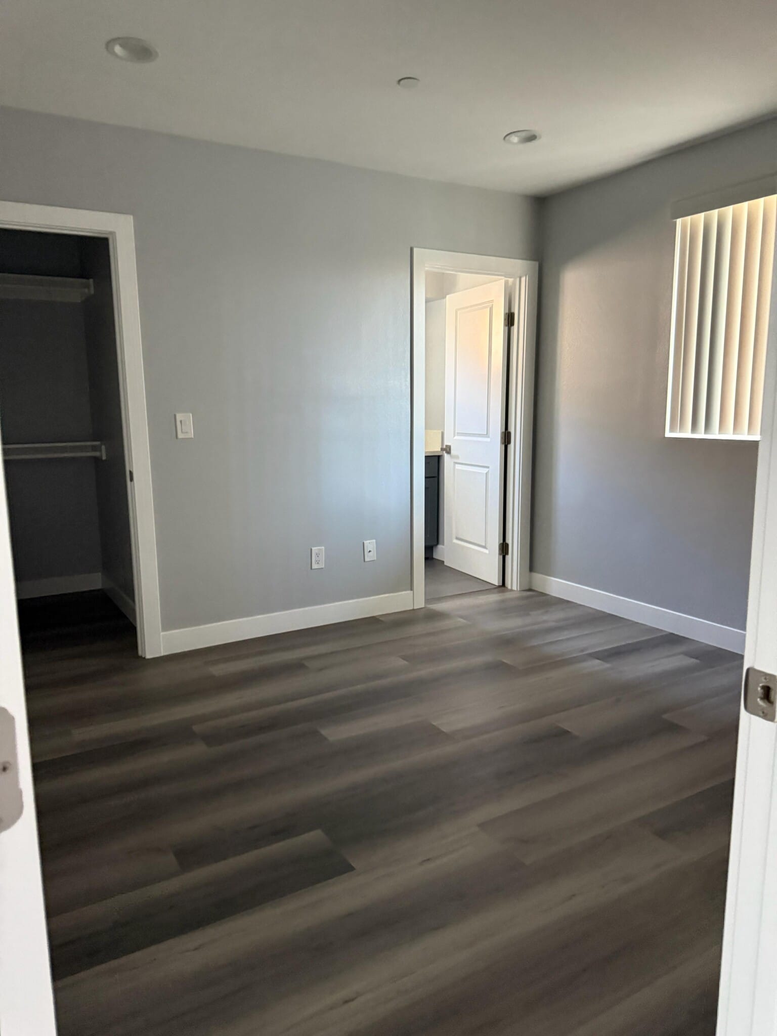 Building Photo - 1346 E Vernon Ave