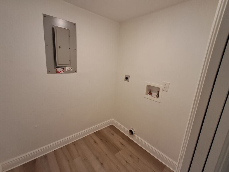 Building Photo - 2/2 Condo Off of McGreggor $500 OFF FIRST MONTH