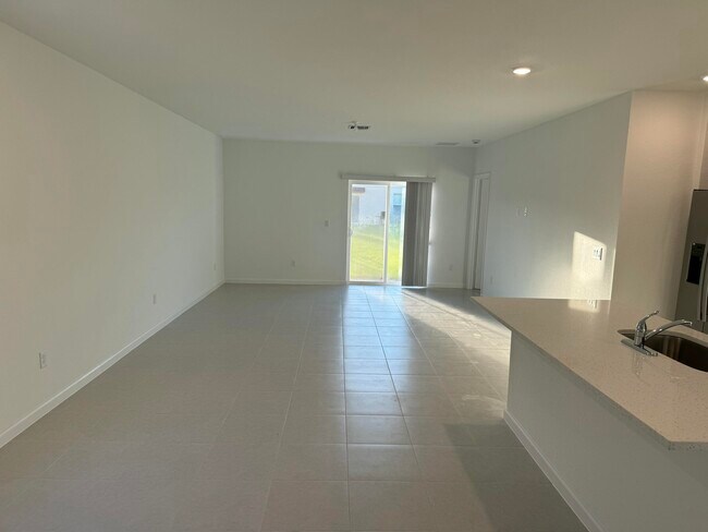 Building Photo - 673 Carlyle Way