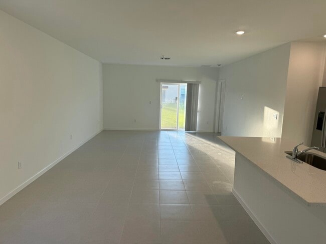 Building Photo - 673 Carlyle Wy