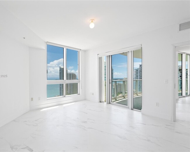 Building Photo - 300 S BISCAYNE Blvd