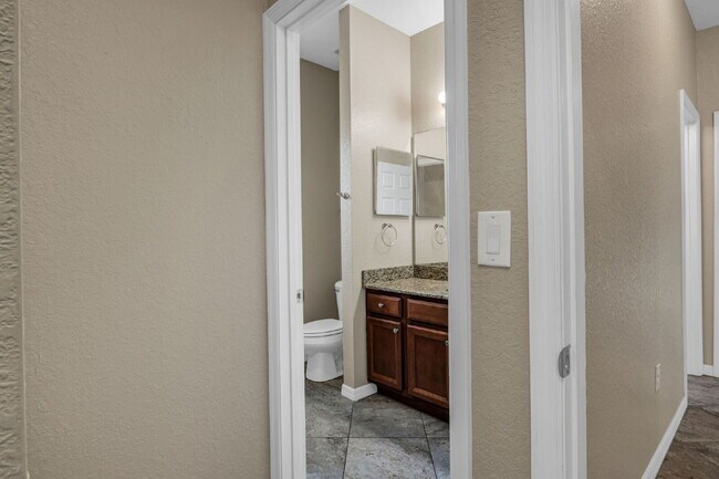 Building Photo - "Charming 2-Bed, 2-Bath with Granite Finis...