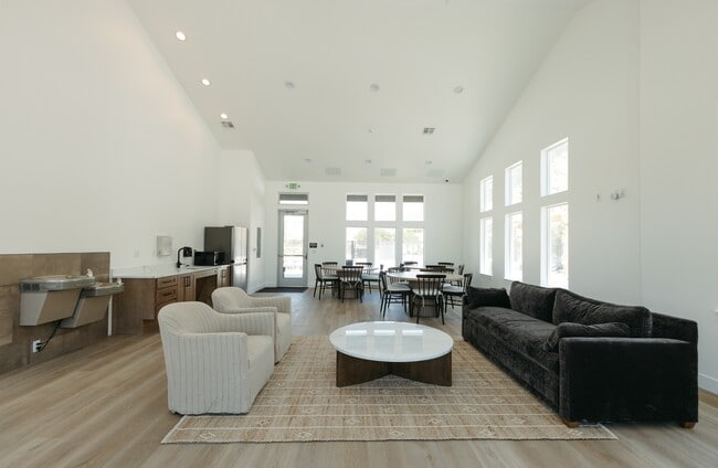 Building Photo - 4655 Alder Dr