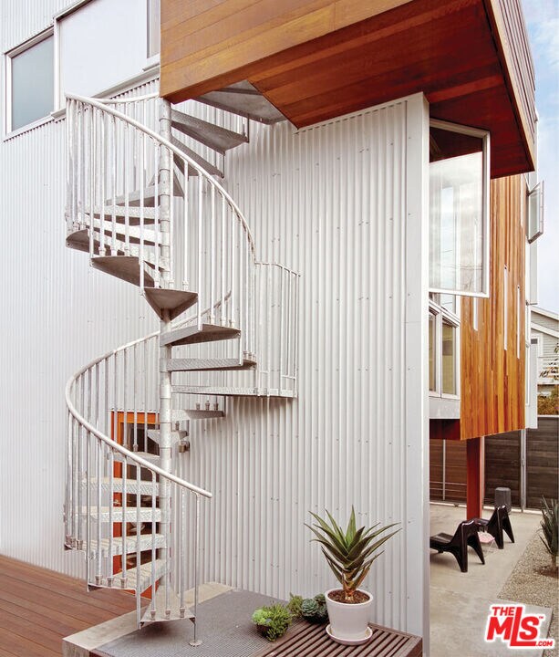 Building Photo - 724 Superba Ave