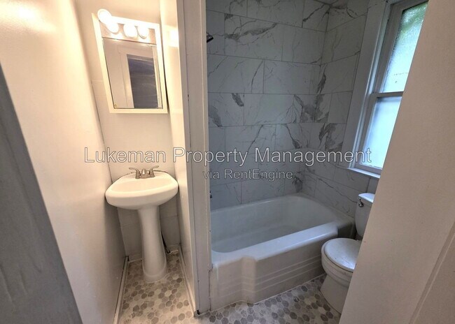 Building Photo - 817 Egleston Ave