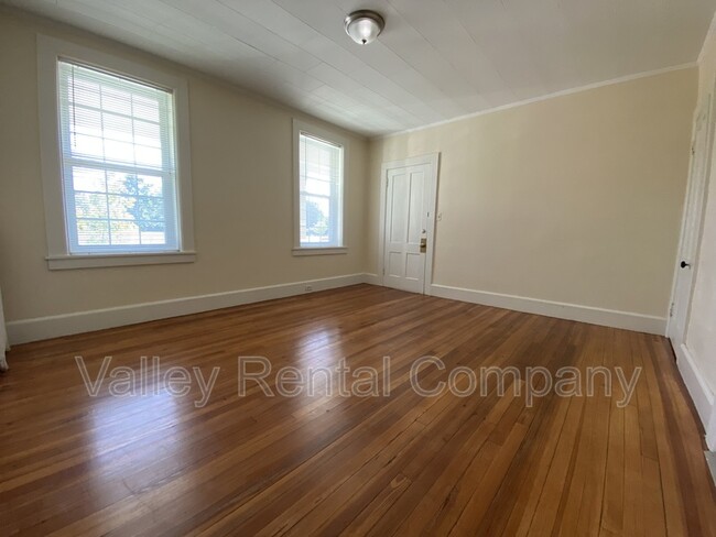 Building Photo - 200 King St